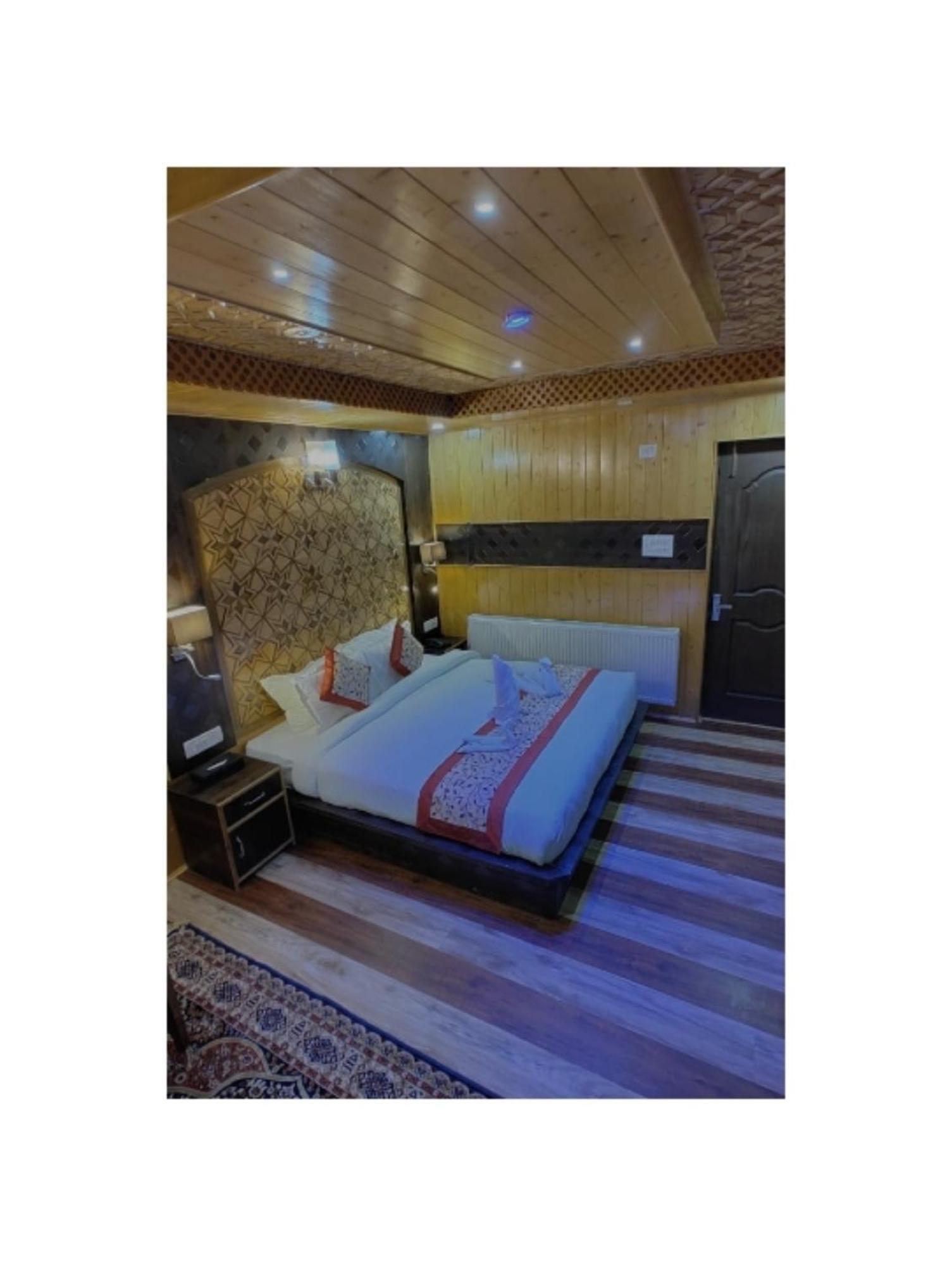 Hotel Shanu Premium 古尔马尔格 外观 照片